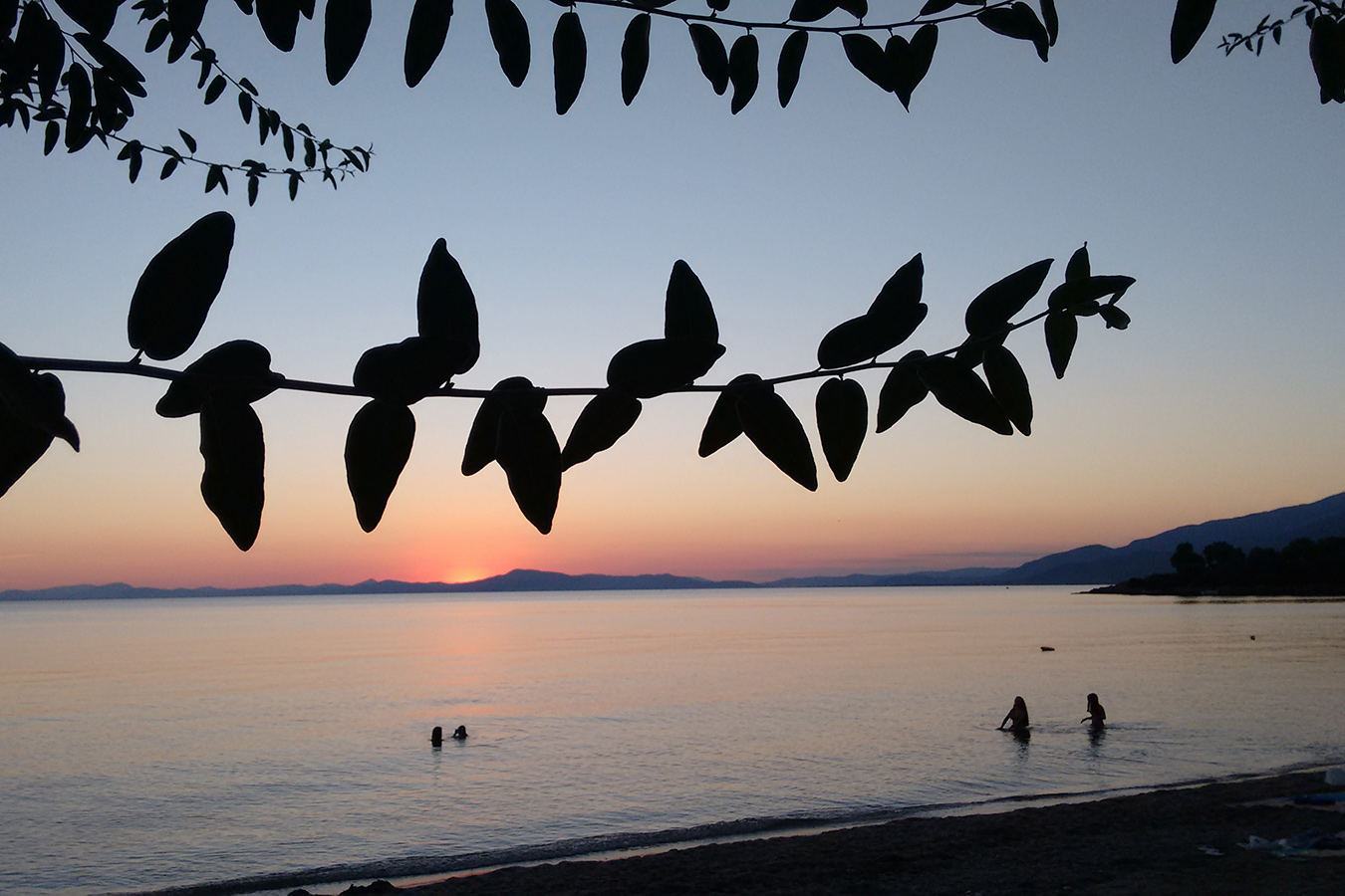 Baden im Golf von Volos bei Sonnenuntergang